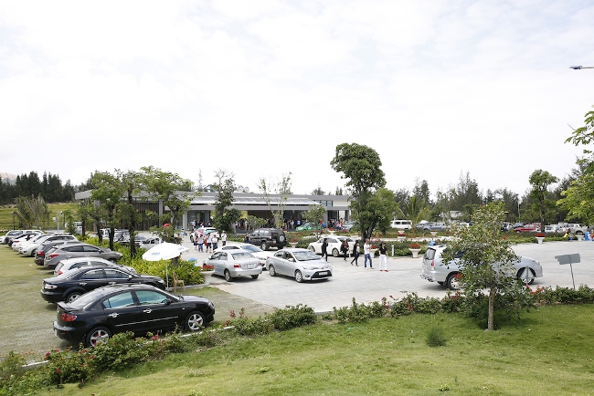 Khách du lịch chen nhau mua vé vào FLC Zoo Safari dịp 30/4 ảnh 1